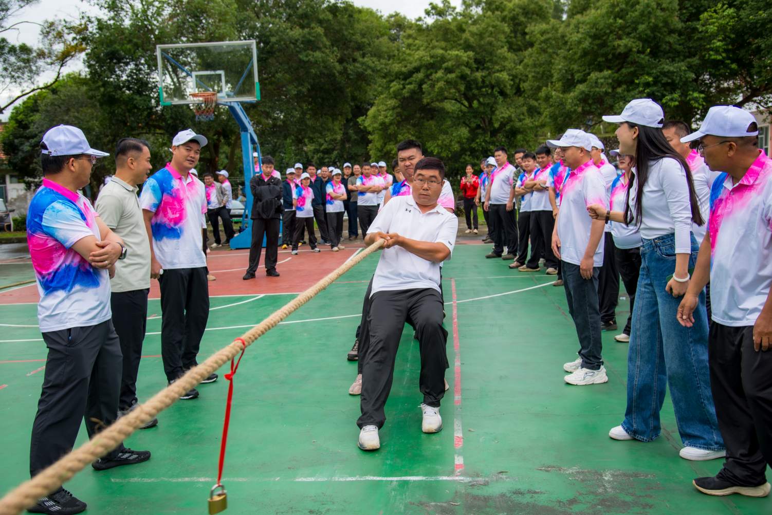 一根绳一条心 鹿鼎集团在三门江林场迎“五·一”拔河比赛中获得一等奖