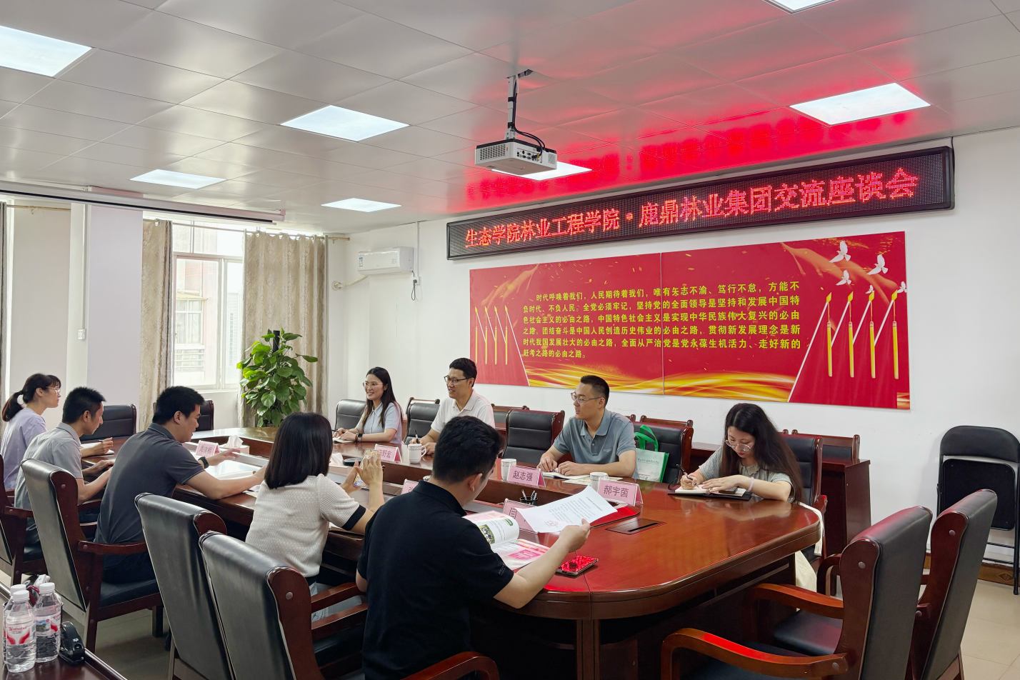 深化校企合作 共育林业人才 — 广西生态工程职业技术学院林业工程学院赴鹿鼎集团座谈交流
