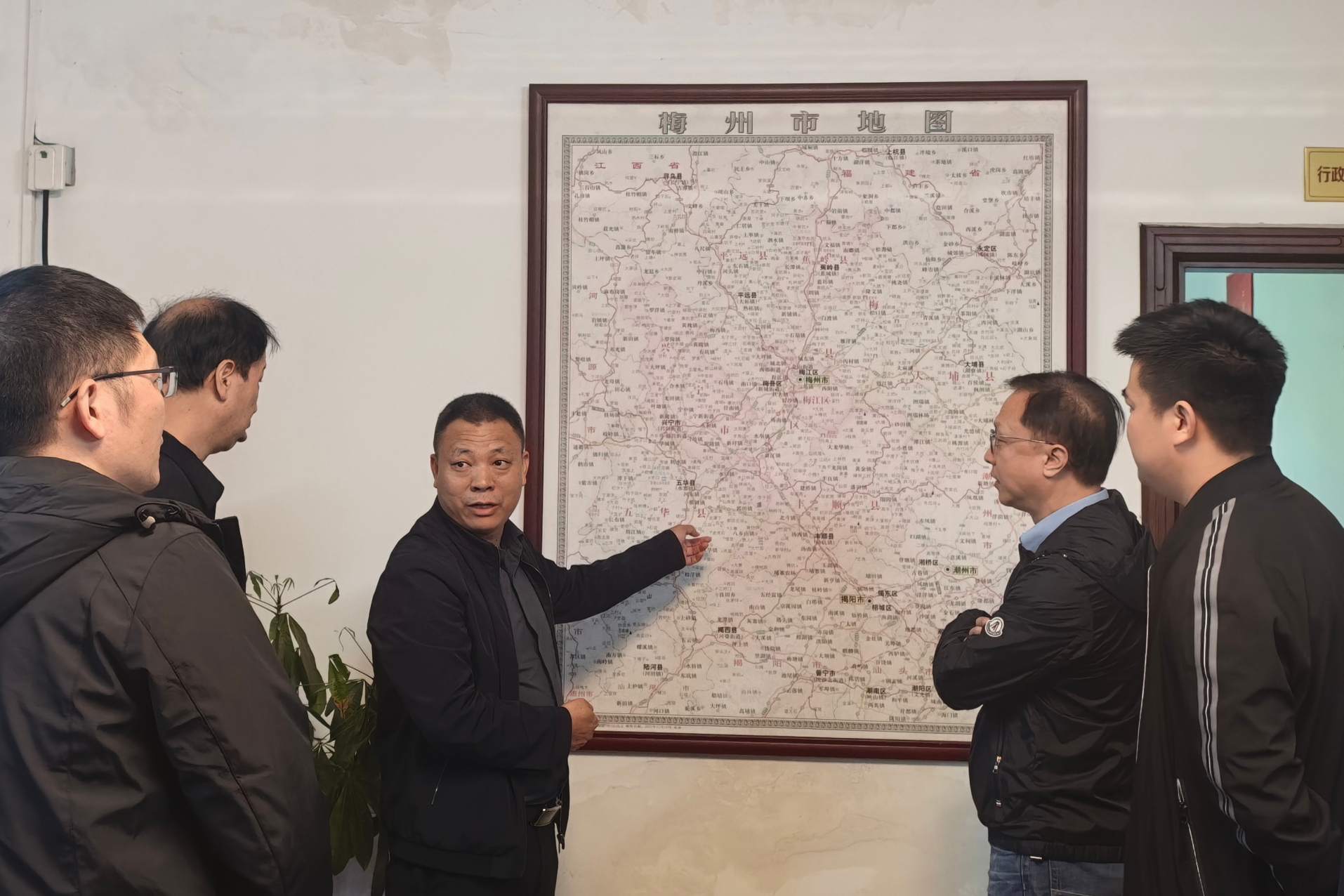 自治区林业局二级巡视员冷光明赴鹿鼎集团调研指导