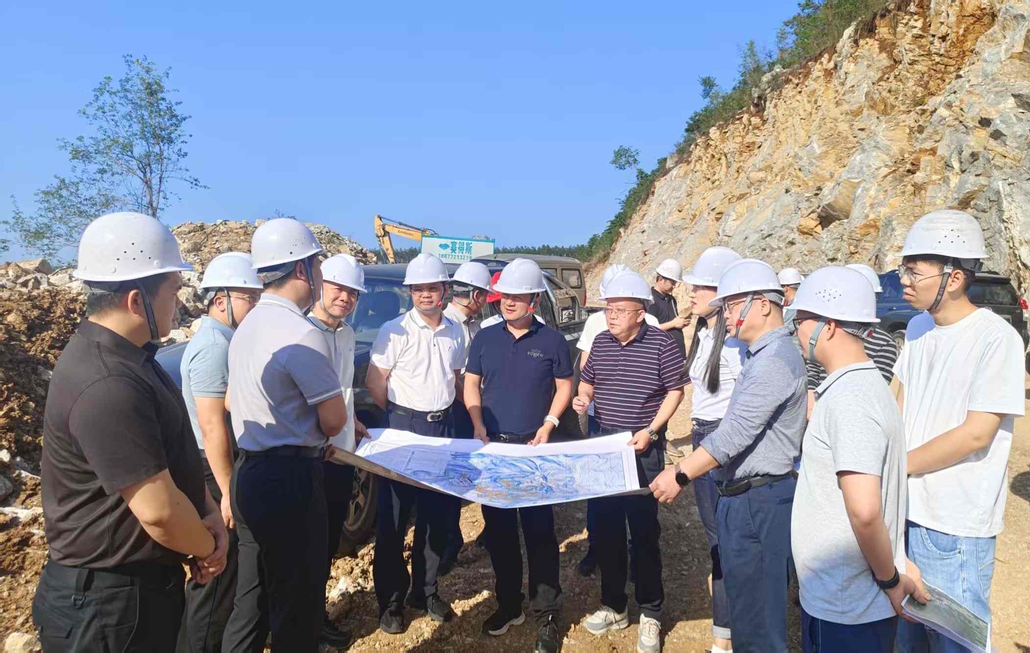杨毅县长到龙坪石灰岩矿区调研指导工作