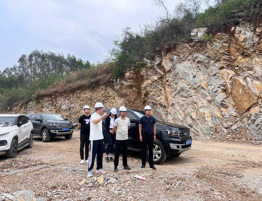 股东单位三门江林场党委书记田湘到龙坪石灰岩矿区检查指导工作