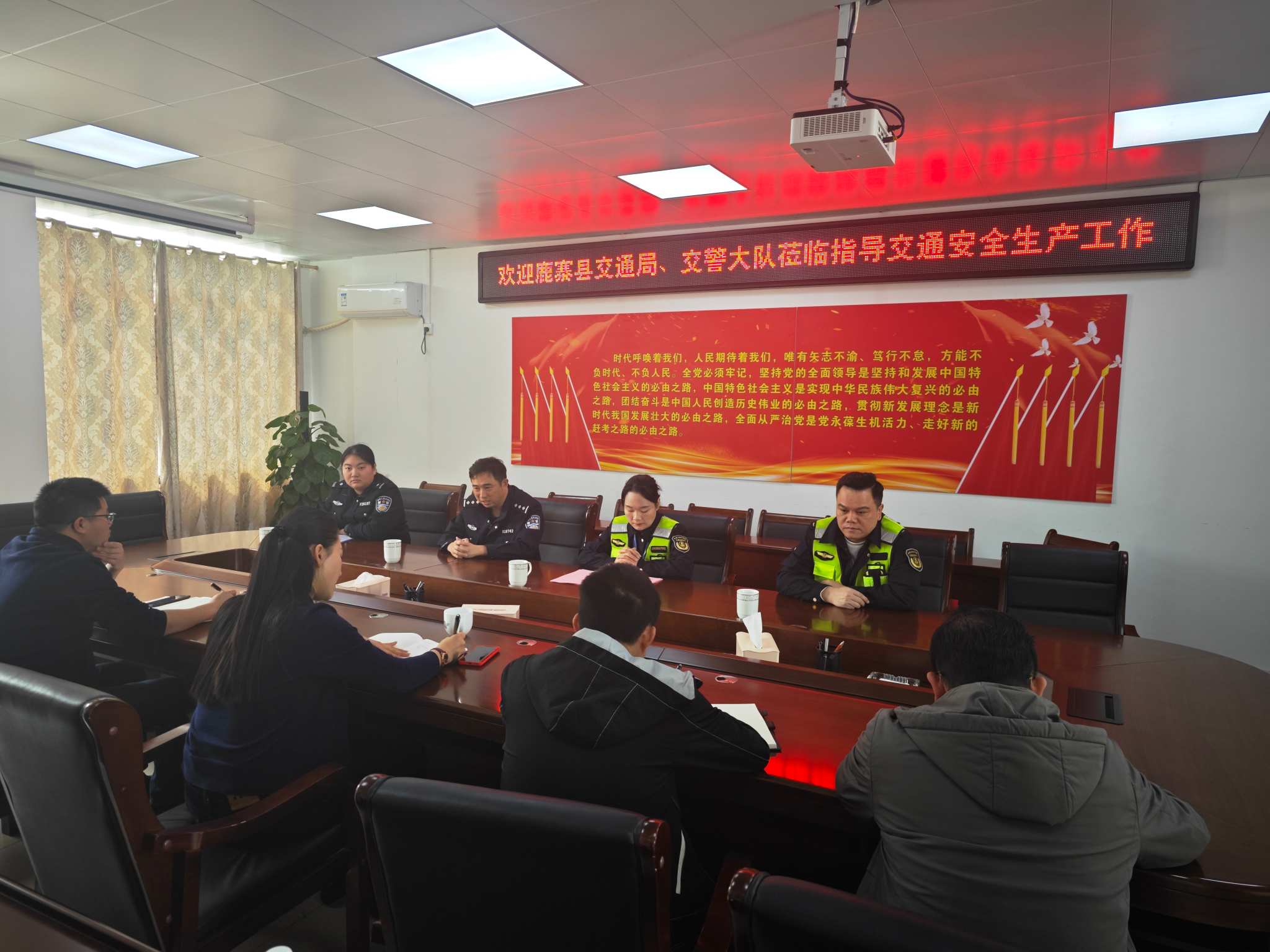 鹿寨县交警大队及交通运输综合行政执法大队到鼎盛矿业公司开展交通安全宣讲