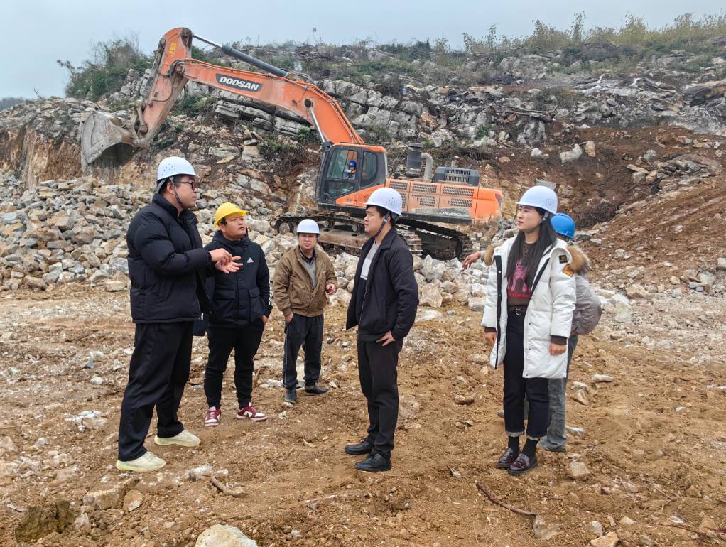 廖长琨到龙坪石灰岩矿区调研指导项目生产建设工作